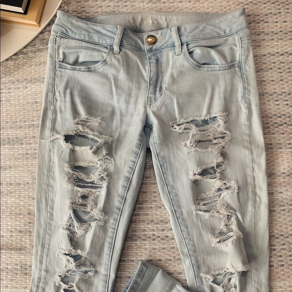 AMERICAN EAGLE DISTRESSED JEANS